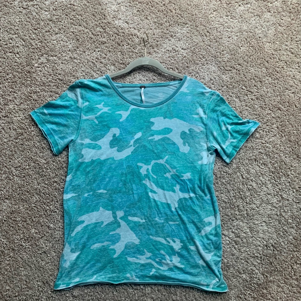 2/$20 or 3/$25 Free People Aqua Camo Tee Sz SM - Picture 2 of 5